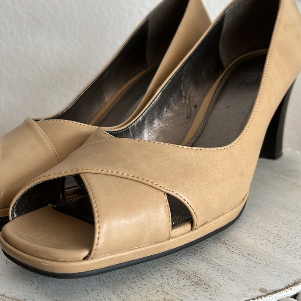 Life Stride City Open Toe Basic Pump Beige Euc Si… - image 3